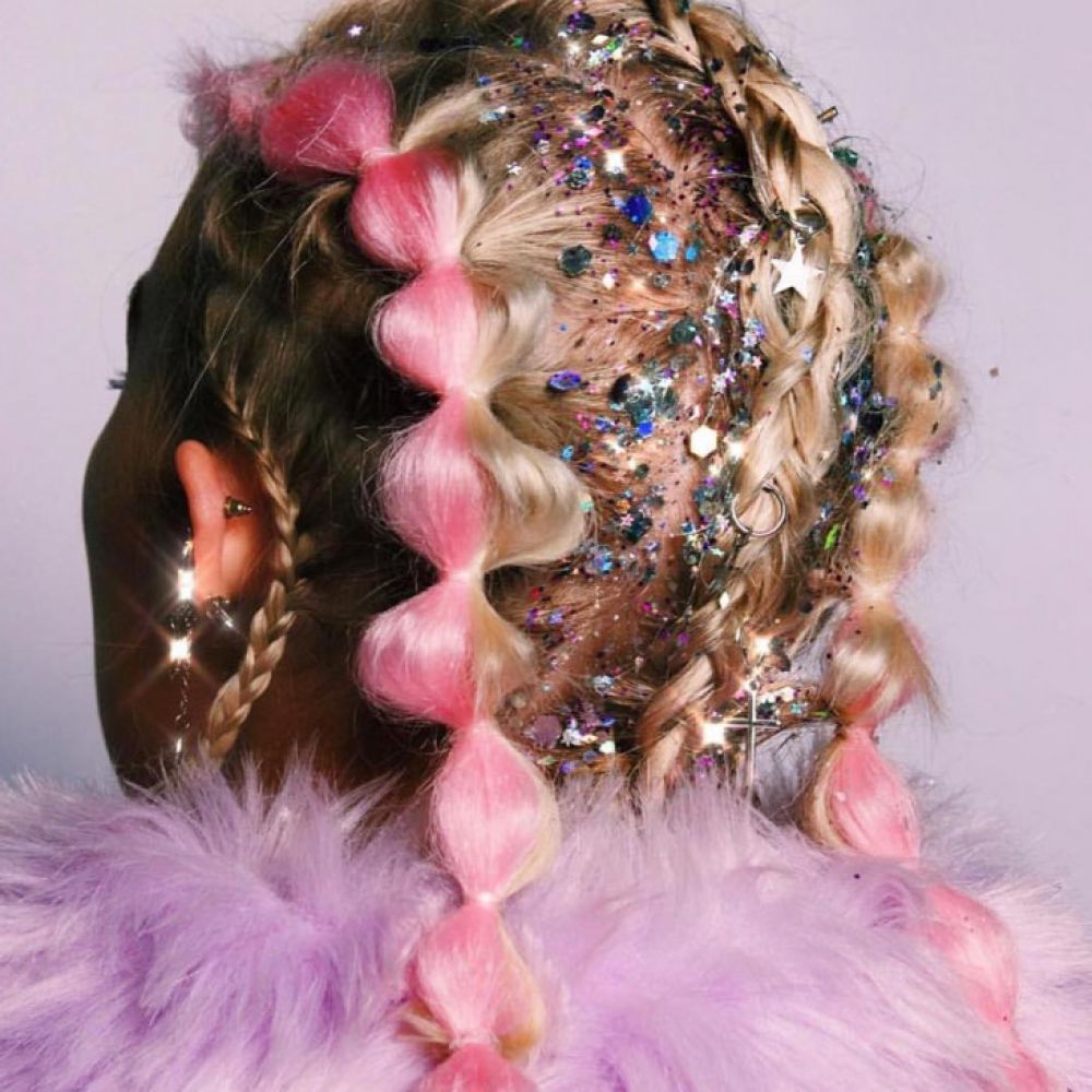 Популярная новогодняя прическа 90-х снова в тренде: стилисты рассказали, как создать праздничный образ своими руками - today.ua