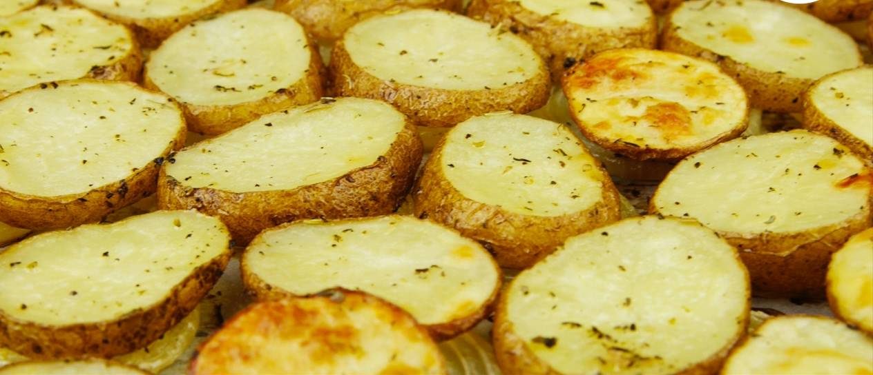 Как правильно запекать картофель, чтобы он получится с хрустящей корочкой: советы опытных хозяек  