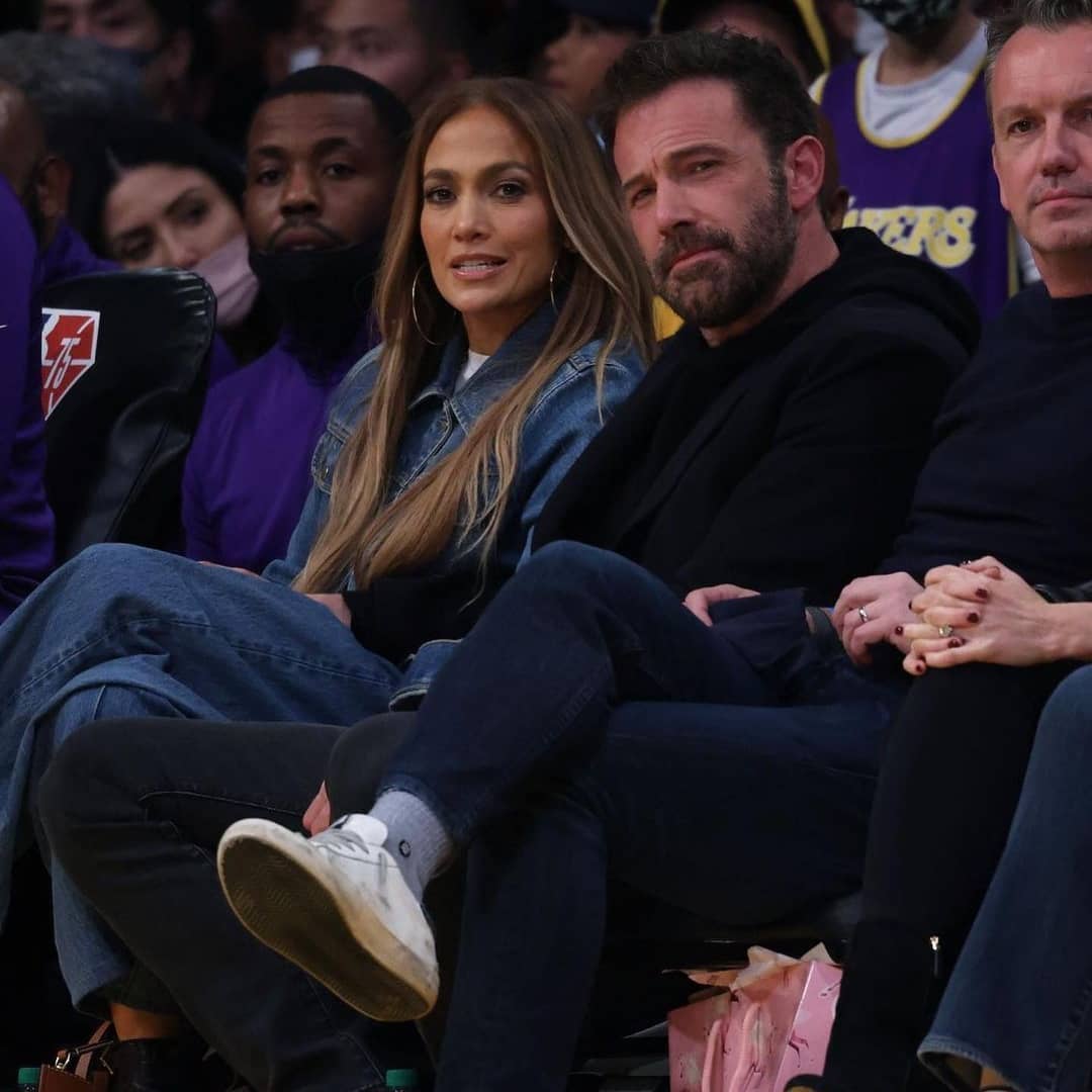 Дженніфер Лопес у стильному джинсовому костюмі сходила з Беном Аффлеком на баскетбольний матч