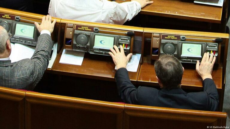 Депутаты повысили себе зарплату: стало известно, сколько они будут получать  - today.ua