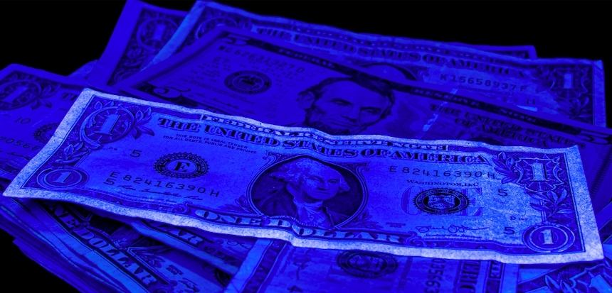 ПриватБанк отказывается принимать у клиентов доллары, которые сам же им и выдал