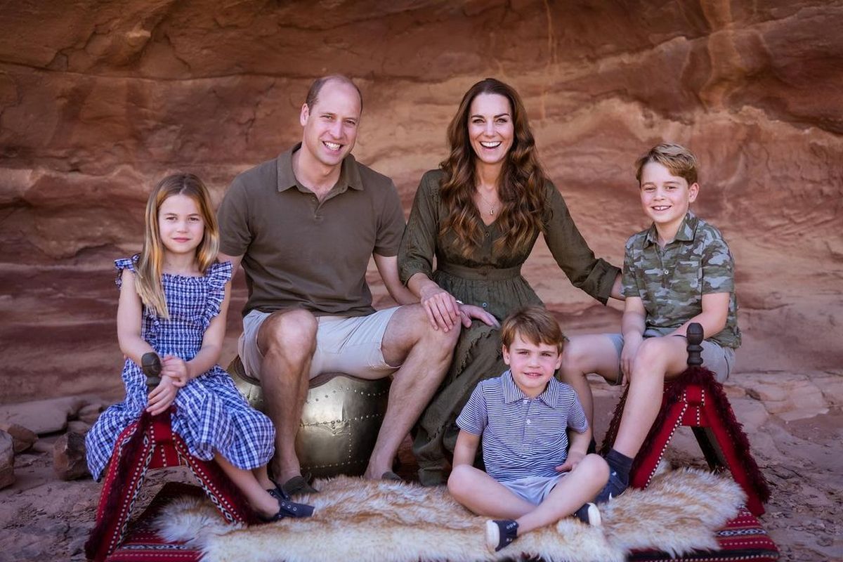 Торкаються за коліна: Кейт Міддлтон та принц Вільям порушили королівський протокол на офіційному фото