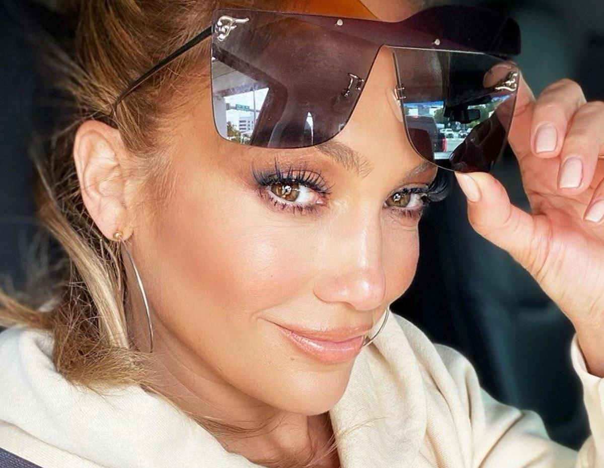 Дженніфер Лопес показала свого домашнього улюбленця на фоні новорічної ялинки