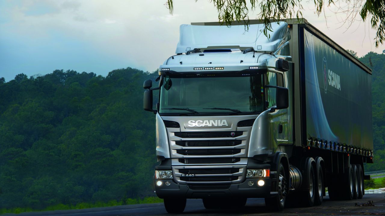 Водителей предупредили о постановочных ДТП с грузовиком