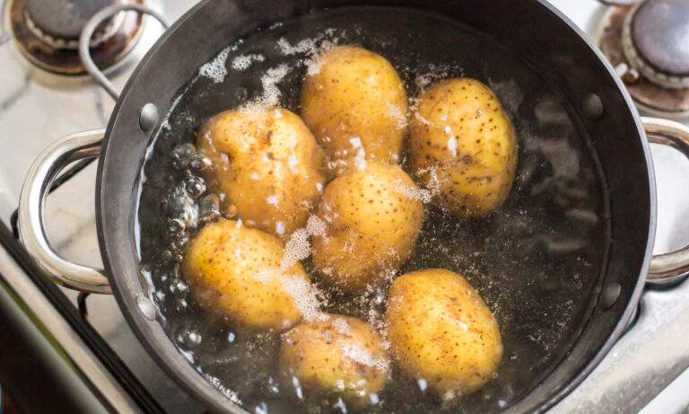 Як правильно варити картоплю, щоб вона не розварювалася: найчастіші помилки у приготуванні улюбленої страви з дитинства - today.ua