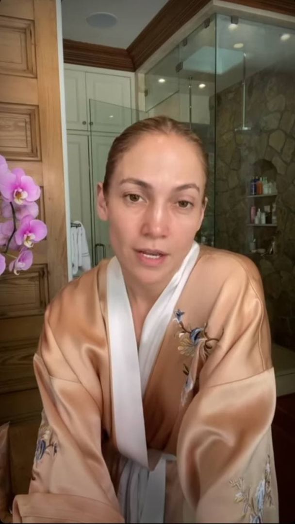 Дженнифер Лопес в бежевом кимоно показала фото без макияжа из ванной