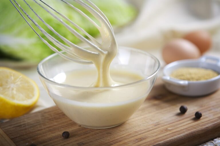 Як приготувати домашній майонез без яєць: рецепт корисної заправки для святкових салатів - today.ua
