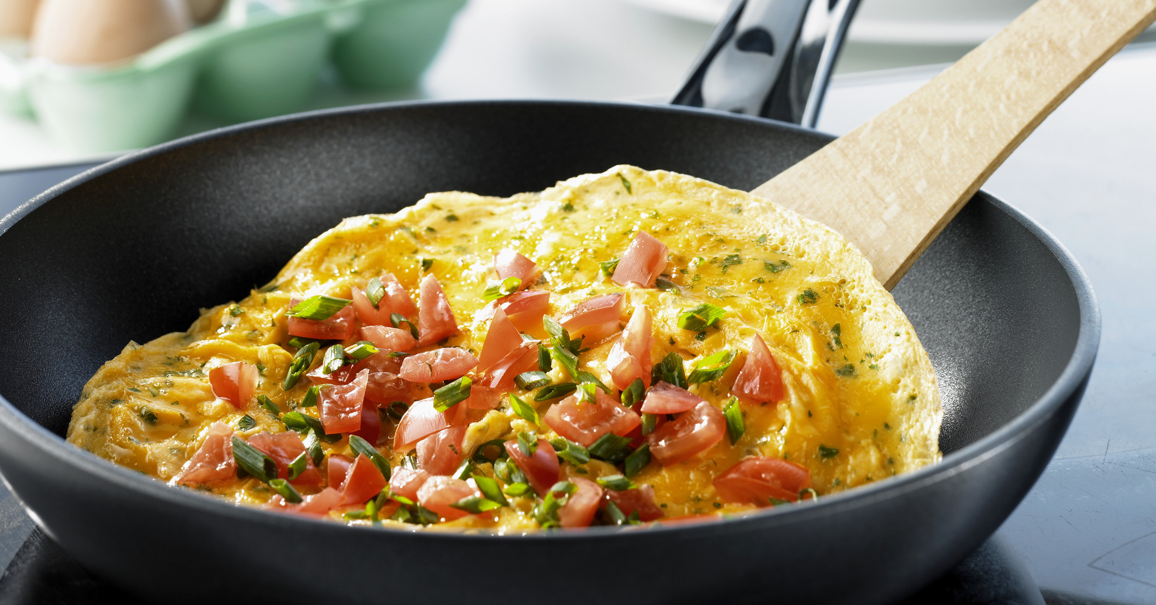 Как приготовить вкусный омлет на завтрак, чтобы он не подгорел: простые советы - today.ua