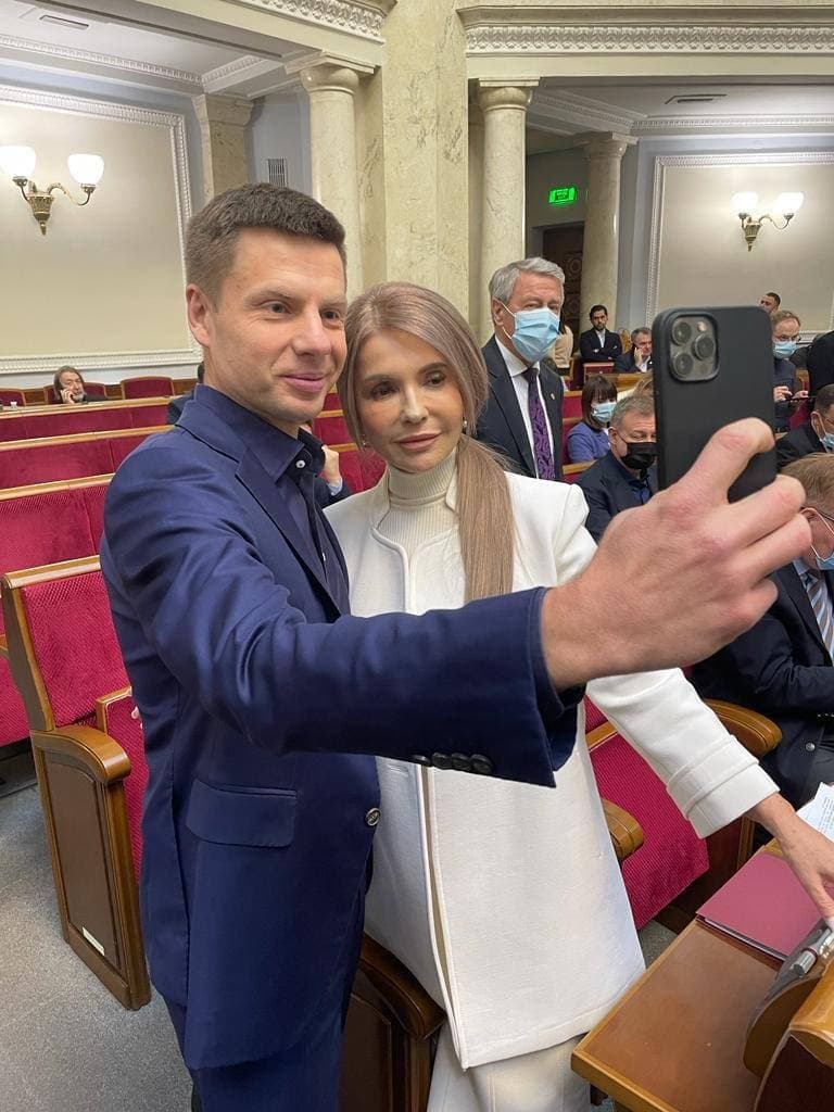“Испортили красоту хирурги“: Юлия Тимошенко в белом наряде неприятно удивила публику
