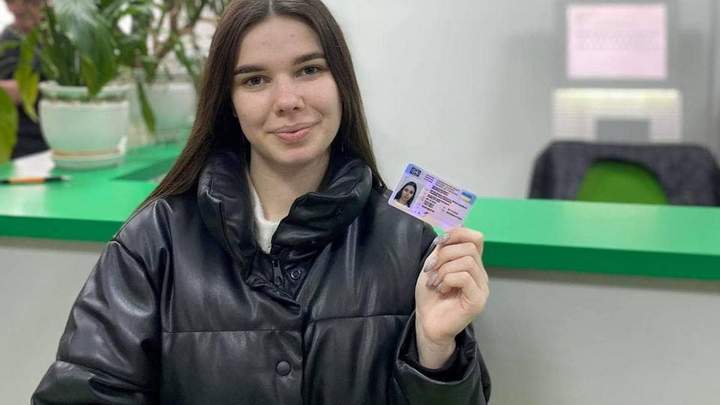 Першою посвідчення водія з кодом “78“ отримала дівчина  - today.ua