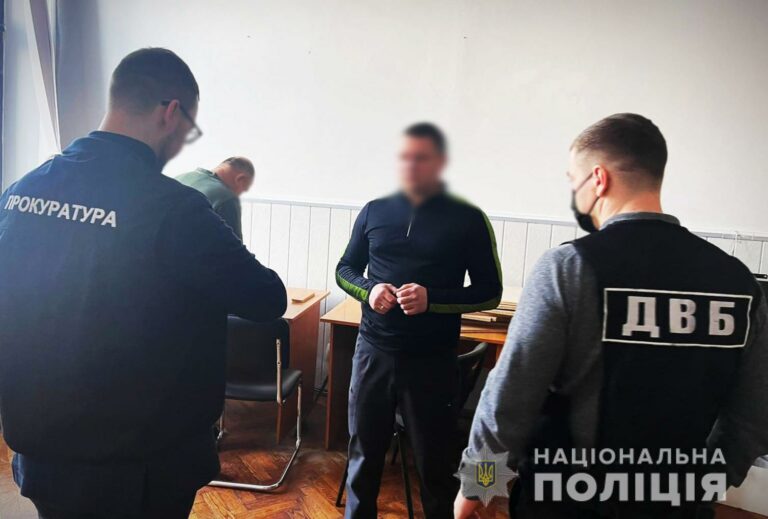 Без экзаменов: В Харькове инспектор продавал “права“ за 10 тыс грн  - today.ua