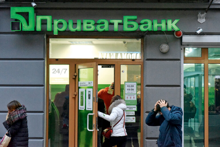 Клієнти ПриватБанку масово знімають гроші з рахунків: банк оприлюднив цифри - today.ua