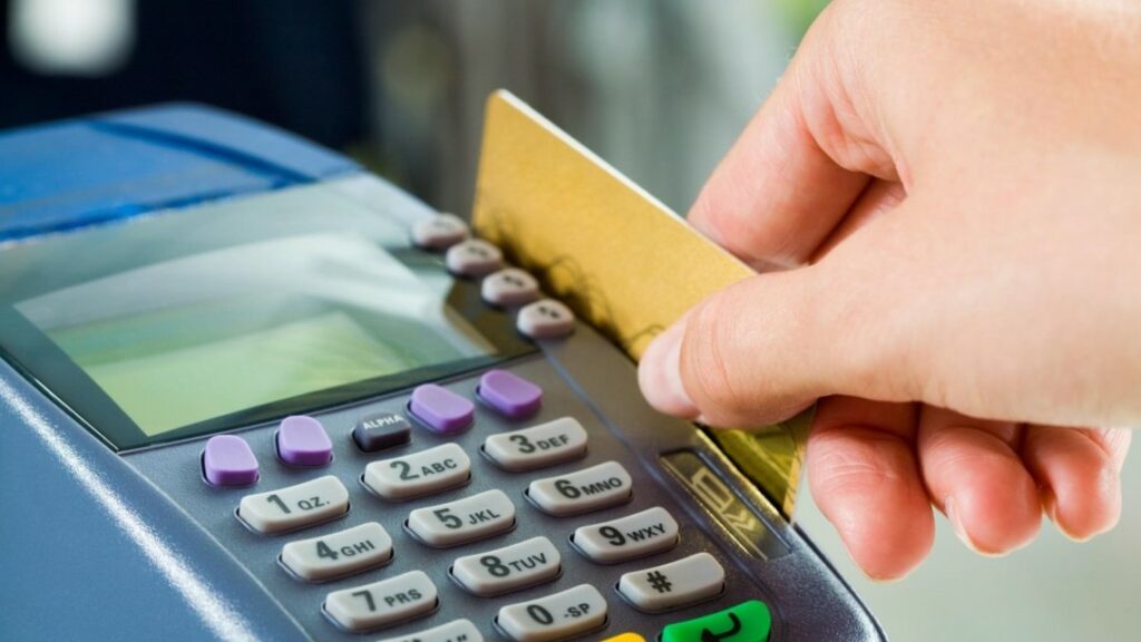 Приватбанк скасував для магазинів комісію при розрахунку картками