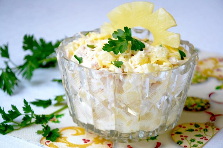 Святковий салат, який замінить “Олів'є“ на новорічному столі: рецепт закуски з курячою грудкою та ананасами - today.ua