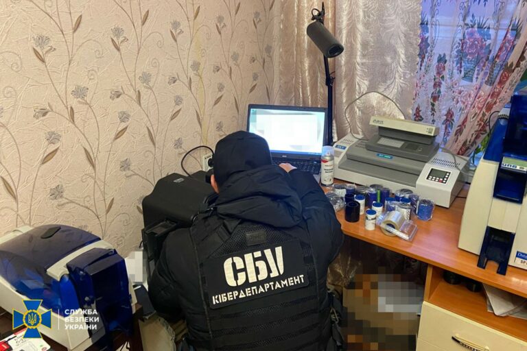 СБУ викрила підпільний “сервісний центр МВС“  - today.ua