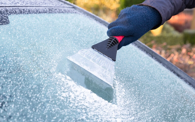 Главные ошибки водителей при очистке лобового стекла от льда - today.ua