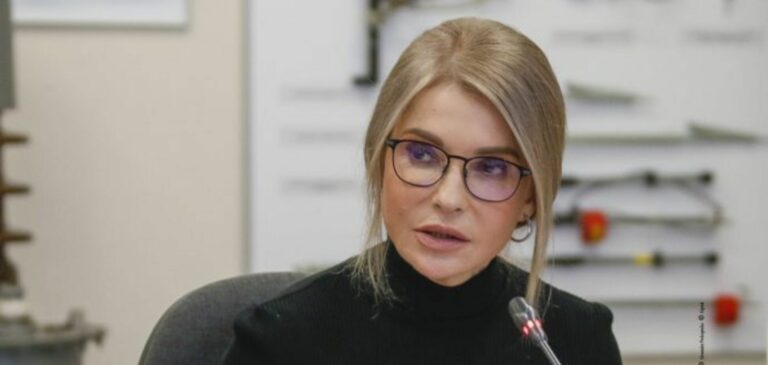 Размерчик маловат: Юлия Тимошенко в белой блузе подчеркнула недостатки фигуры - today.ua