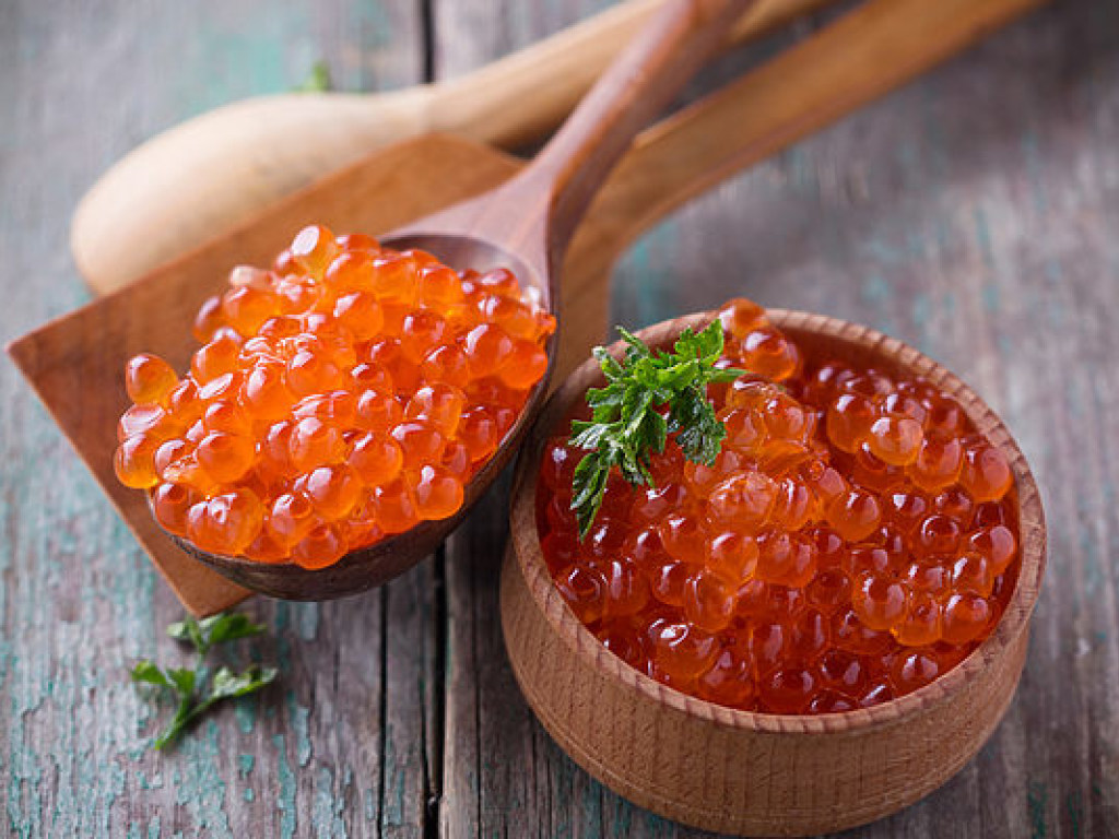 Як не купити фальсифікат червоної ікри на новорічний стіл: прості способи відрізнити натуральний продукт від підробки - today.ua