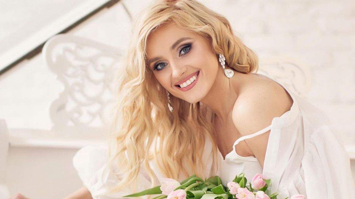 Крепкие ножки: Ирина Федишин блеснула массивными бедрами в мини-платье со стразами - today.ua