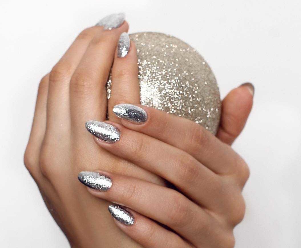 Дизайн маникюра для новогоднего корпоратива: модные цвета и принты для создания праздничного образа