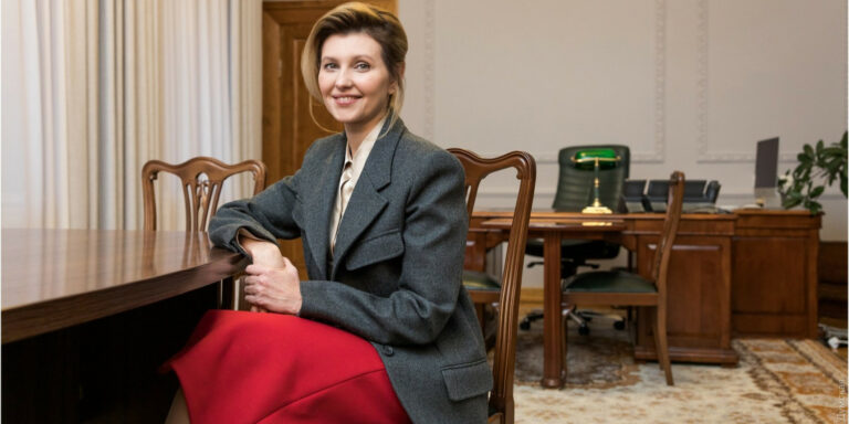 Олена Зеленська у трендовому коричневому пальті з елегантною брошкою сходила на ярмарок - today.ua