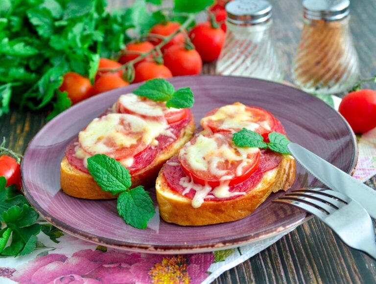 Гарячі бутерброди з яйцем на сковороді: рецепт найсмачнішого та ситного сніданку для всієї родини - today.ua