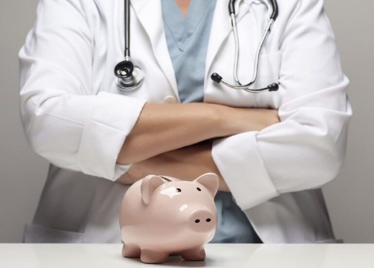 В Украине повысили зарплату медикам: сколько будут зарабатывать врачи с января 2022 года - today.ua