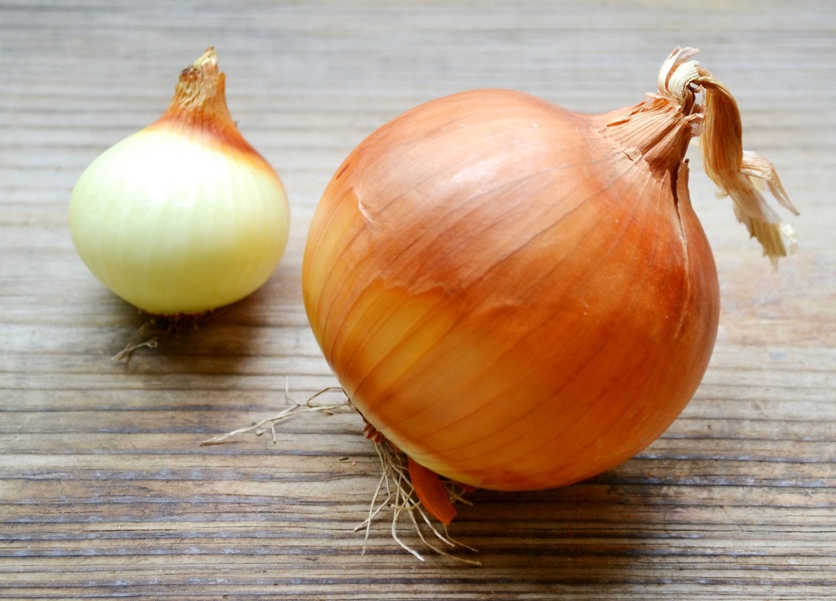 Названы заболевания, при которых лук становится опасным овощем и вредит здоровью