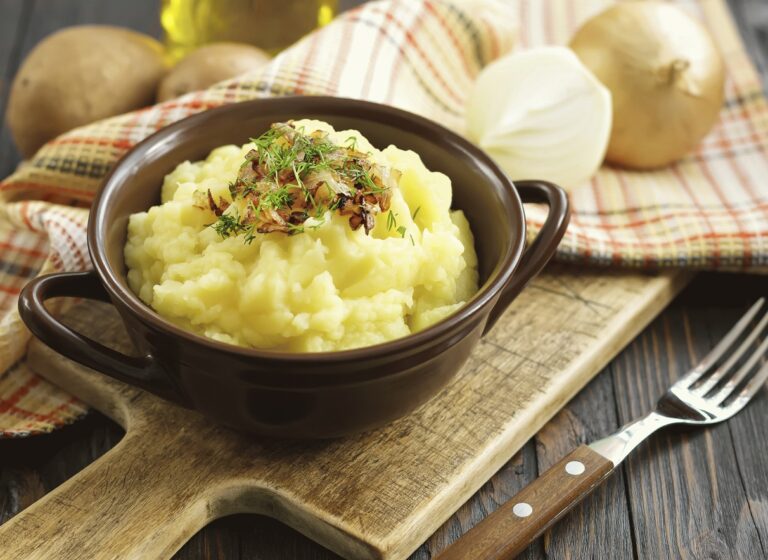 Чому пюре виходить сіруватим: простий лайфхак з молоком для смачної та апетитної страви з картоплі - today.ua