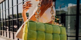 Хутро, бахрома та ланцюги: в моду-2022 увійшли незвичайні та стильні жіночі сумочки - today.ua