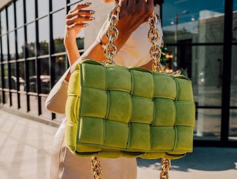 Мех, бахрома и цепи: в моду-2022 вошли необычные и стильные женские сумочки - today.ua