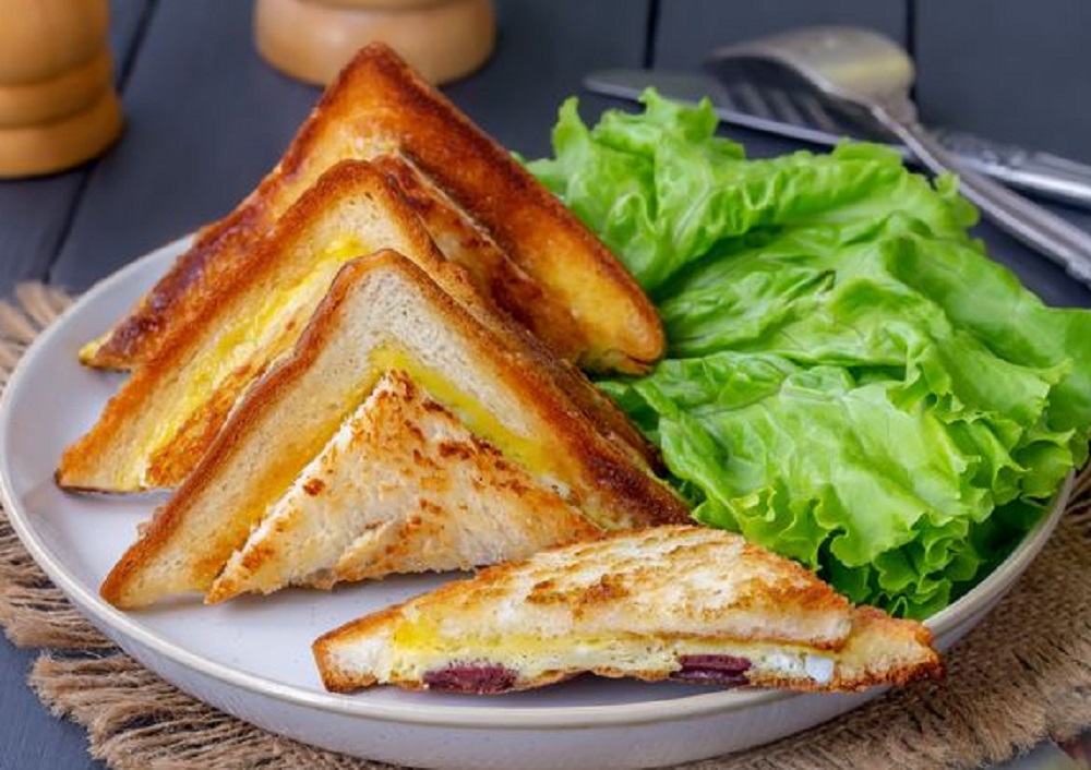 Гарячі бутерброди з яйцем на сковороді: рецепт найсмачнішого та ситного сніданку для всієї родини