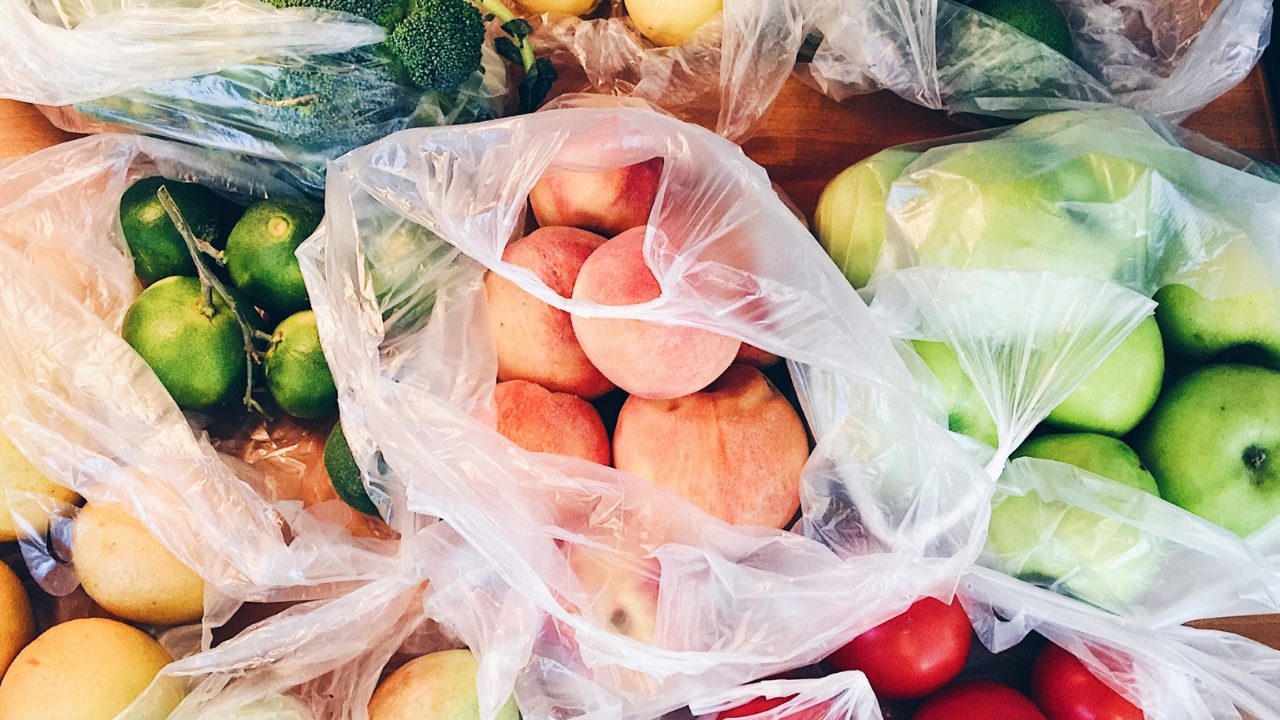 Не дешево: Кабмін затвердив нові ціни на пластикові пакети у супермаркетах