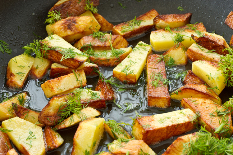 Как правильно жарить картофель, чтобы он не прилипал к сковороде: простой совет от опытных хозяек    