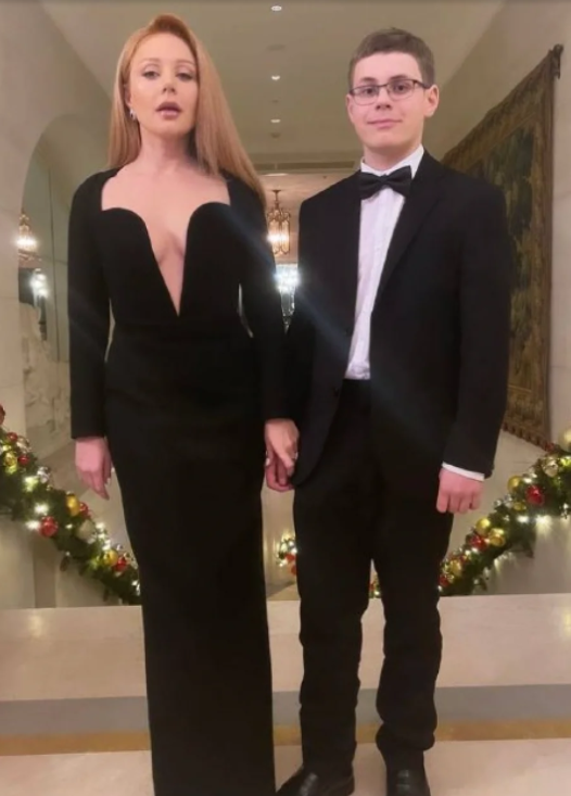 Тіна Кароль у сукні з ефектним декольте зустріла Новий рік із 13-річним сином