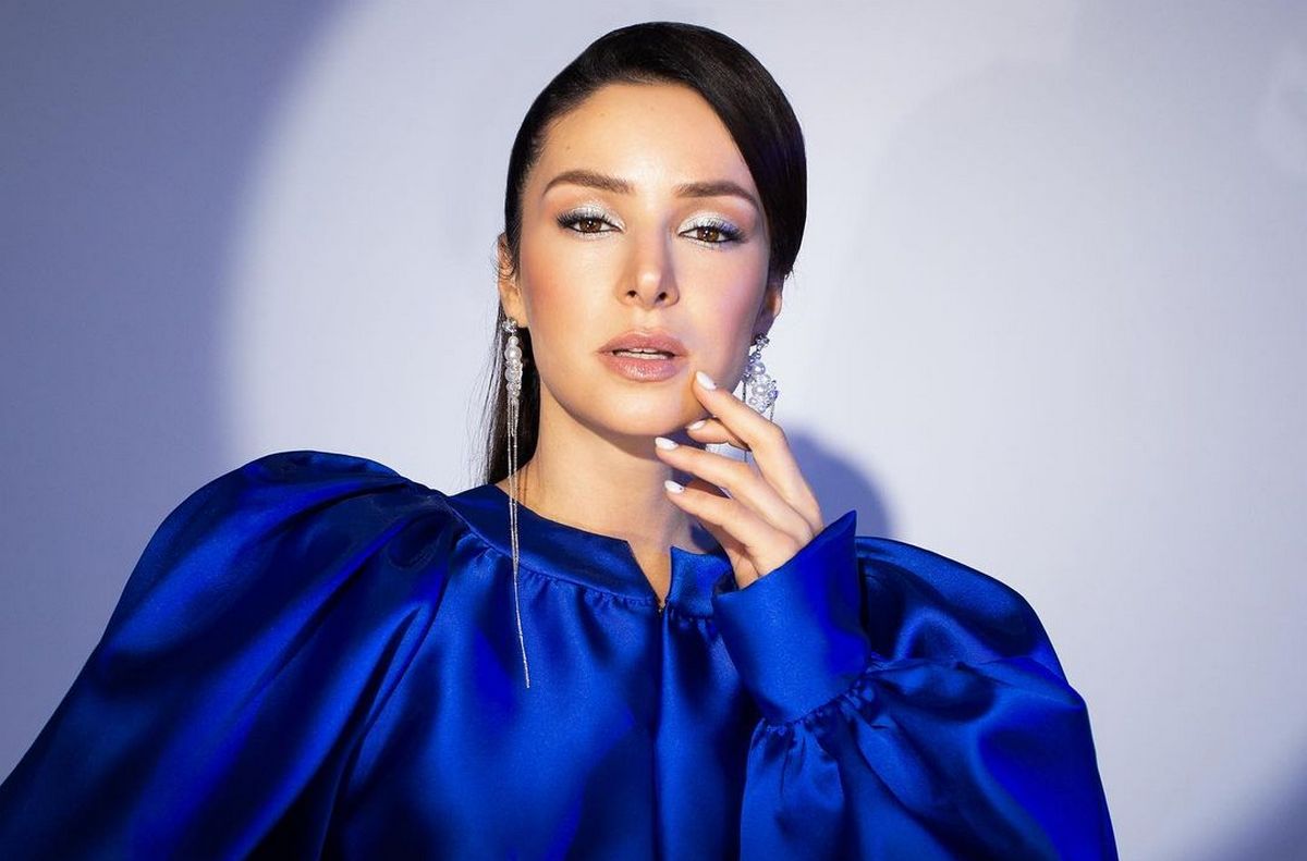 Струнка леді: Злата Огнєвіч в червоній сукні з відкритою спиною і глибоким декольте підкорила красою - today.ua