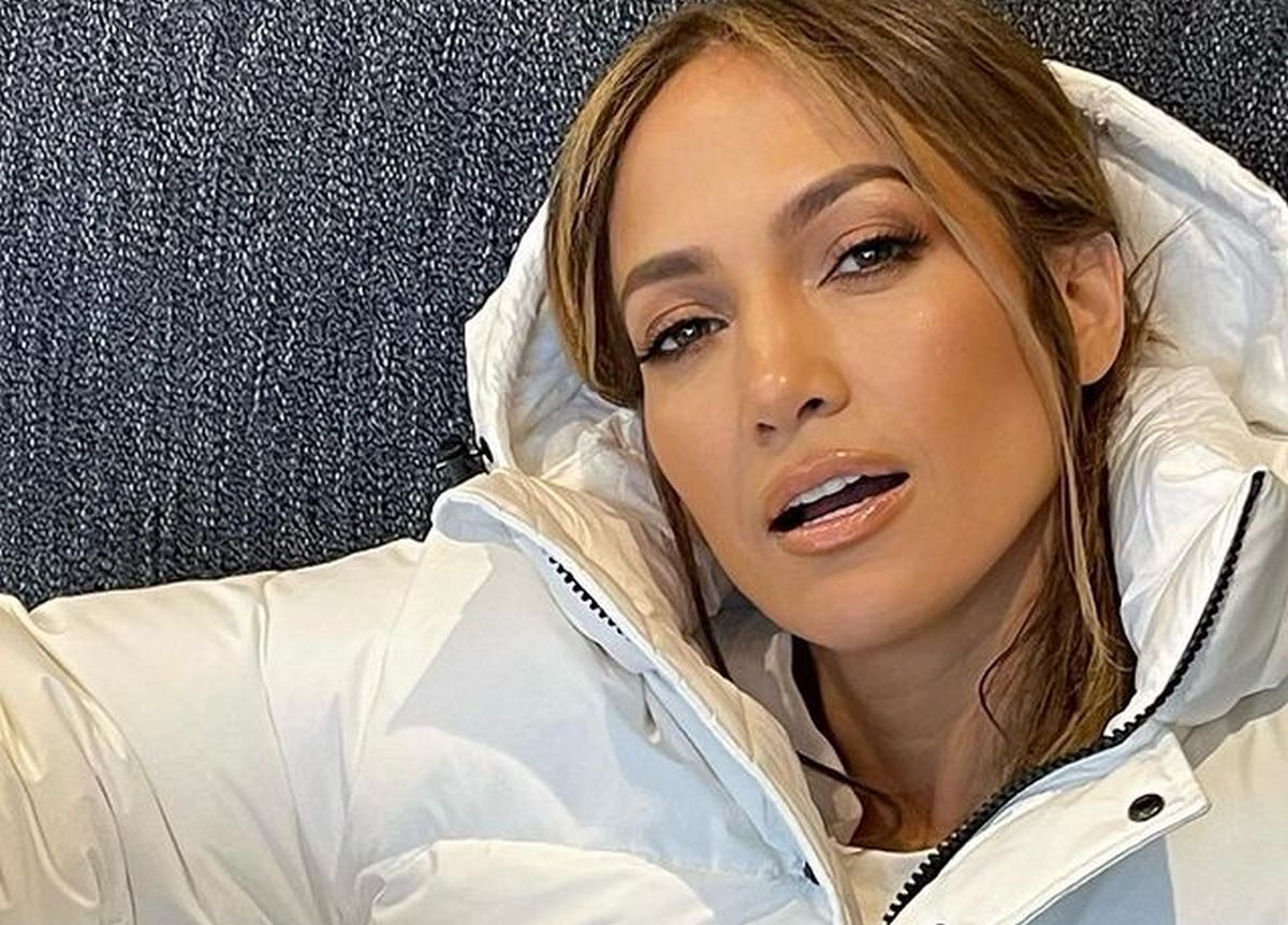 Дженніфер Лопес показала наймодніший світлий пуховик цієї зими - today.ua