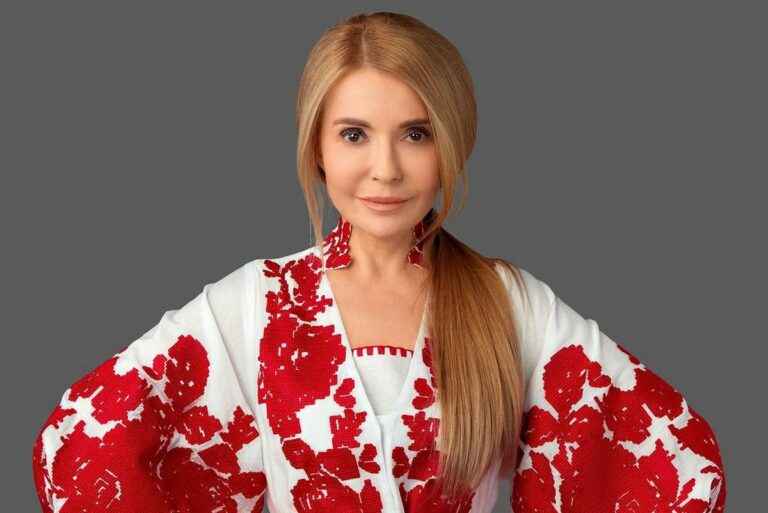 Блуза в цветы и объемное серое пальто:  61-летняя Юлия Тимошенко покорила стильным образом - today.ua