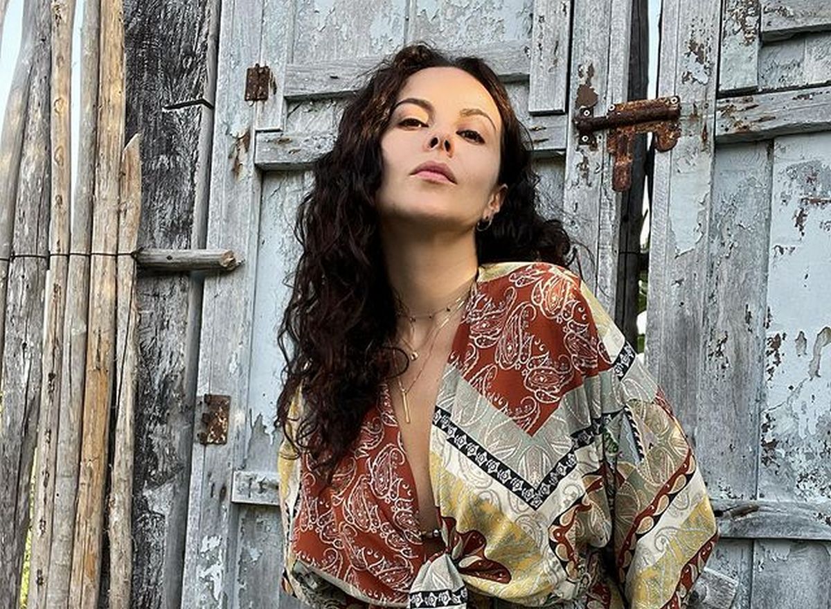 Купальник-трійка: Настя Каменських похвалилася пишними формами у стильному пляжному вбранні - today.ua