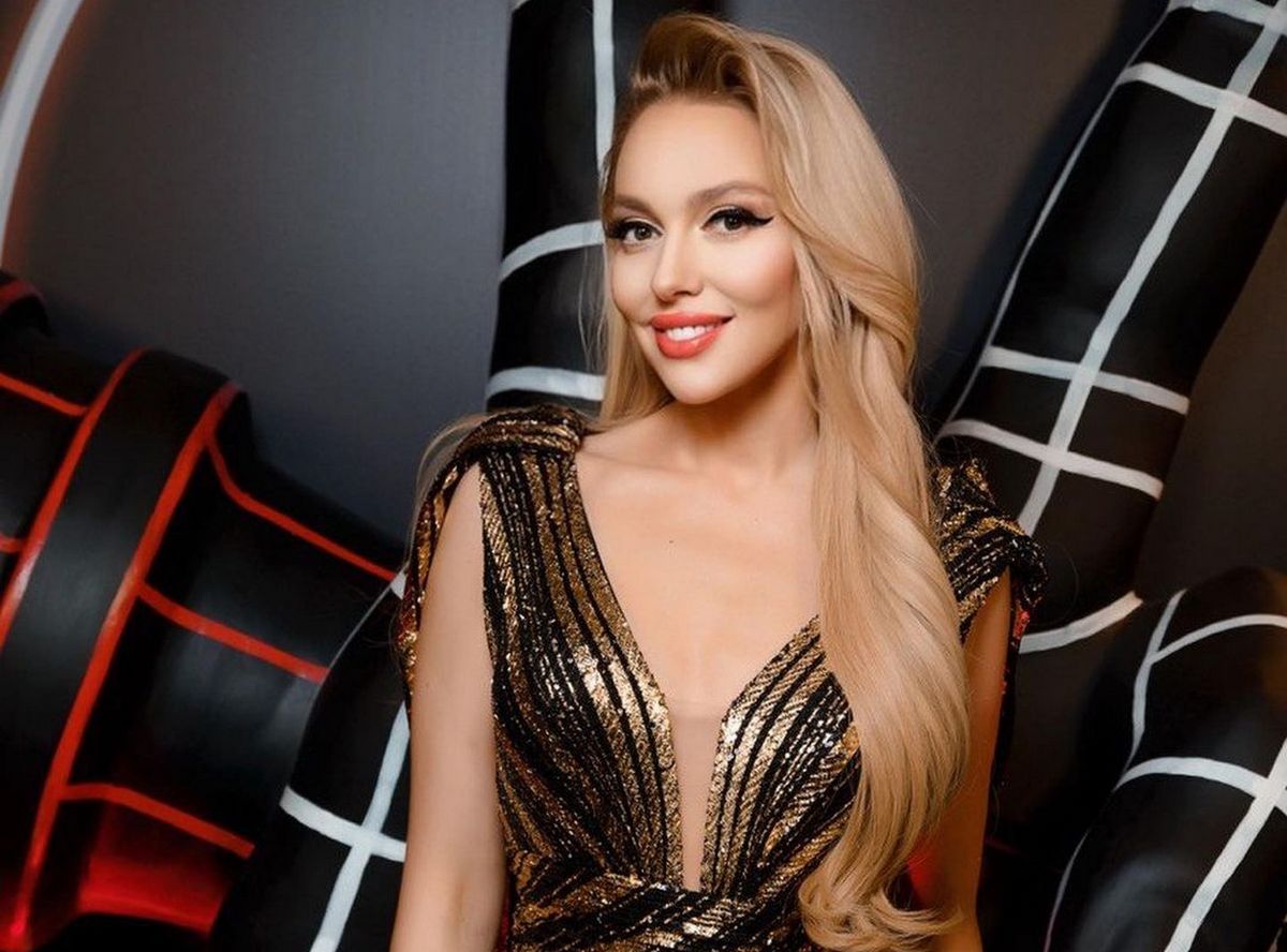 "Люди, что этот мальчик делает!": Оля Полякова показала, чем занималась в отеле с молодым брюнетом