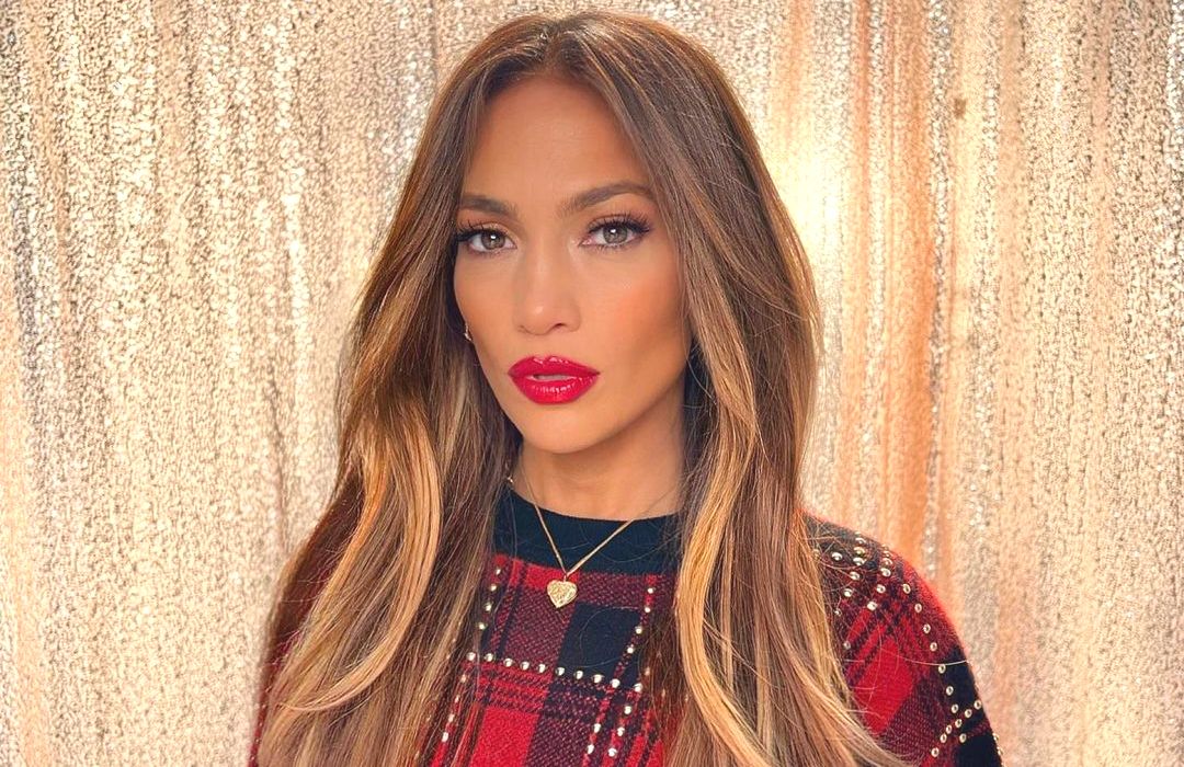 Брюки с мотней и жилетка: Дженнифер Лопес прогулялась с Аффлеком в стильном весеннем наряде - today.ua