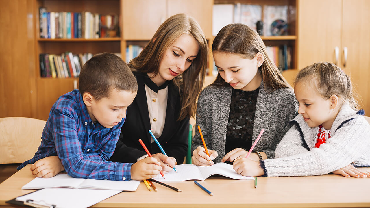 Украинским школьникам раздадут по 1000 гривен за вакцинацию: деньги можно будет потратить на кружки и репетиторов