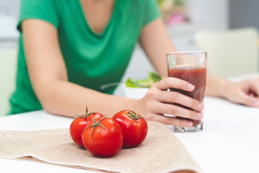 Назван овощной сок, который снижает сахар в крови: пить перед едой