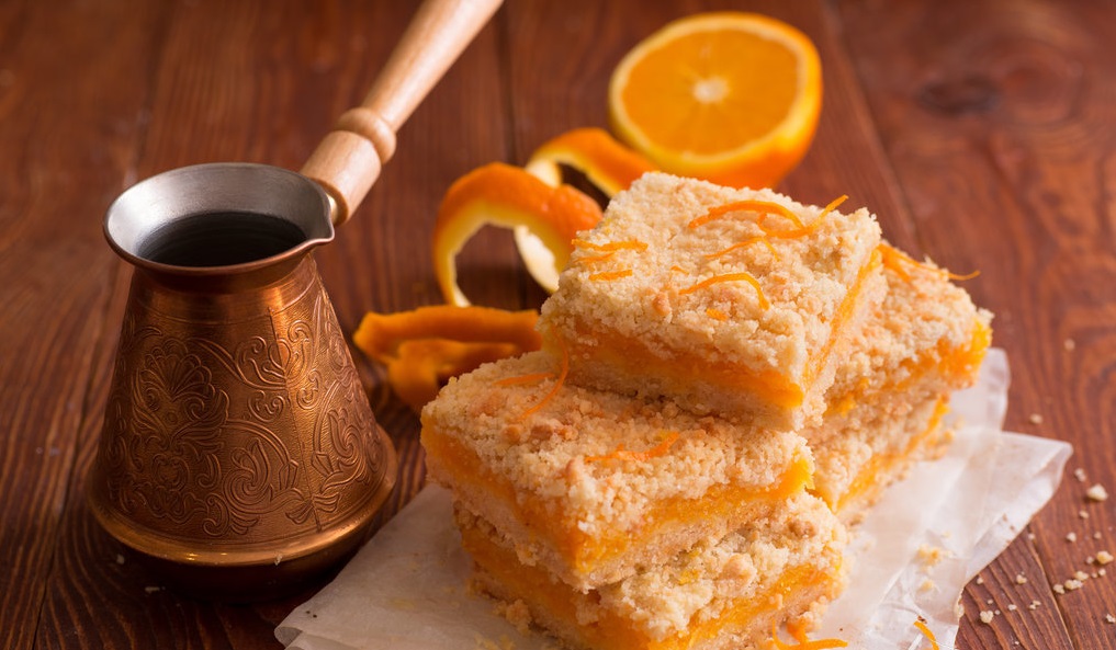 Насыпной пирог с мандаринами за 30 минут: простой рецепт ароматного десерта для всей семьи