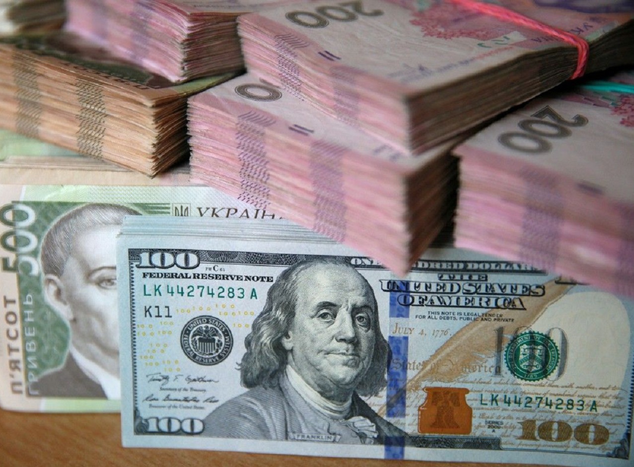 Долар в Україні подорожчає до 55 гривень: названо можливі сценарії на валютному ринку
