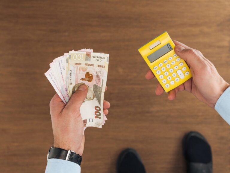 В Украине с 1 января выросли налоги для некоторых граждан: сколько придется заплатить  - today.ua