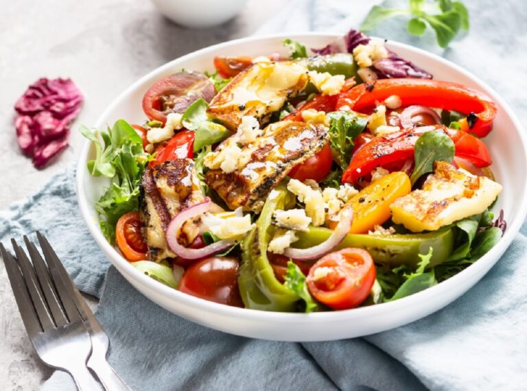 Два найсмачніші та легкі салати, які можна їсти на ніч: рецепти корисних закусок - today.ua