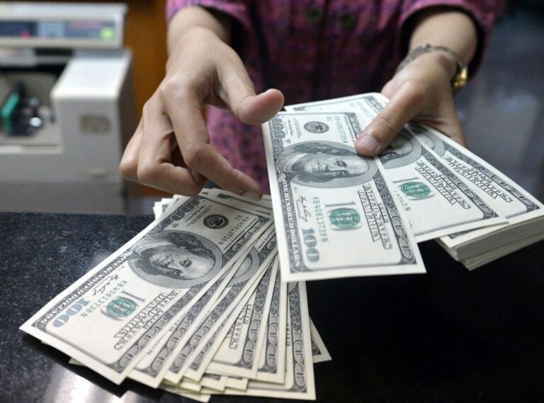 Долар в Україні подорожчає до 55 гривень: названо можливі сценарії на валютному ринку - today.ua