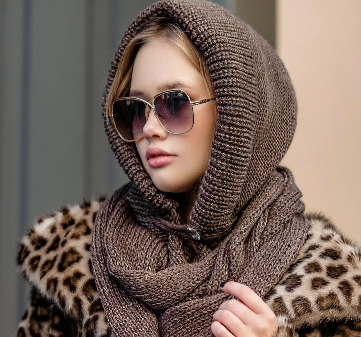 Шапки и шарфы, которые будут на пике моды зимой-весной 2022: стильные аксессуары на каждый день    