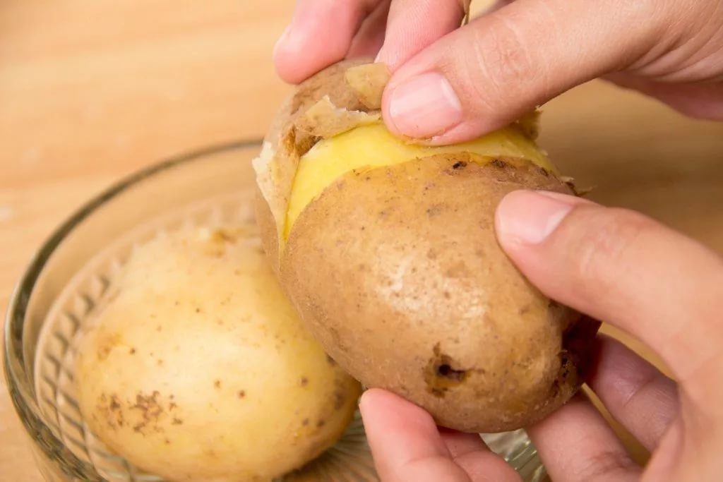Как быстро почистить вареную картошку в мундирах: простой способ, который пригодится каждому на кухне